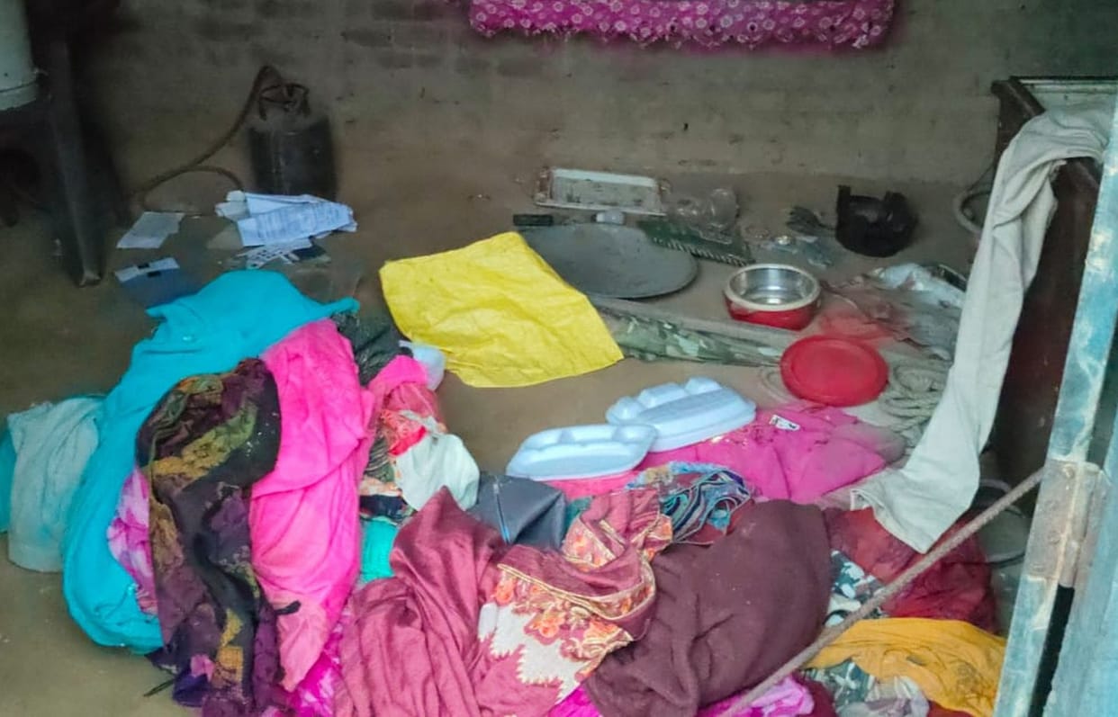 Locks of a locked house broken; 10 lakh in cash and jewelry worth lakhs stolen.