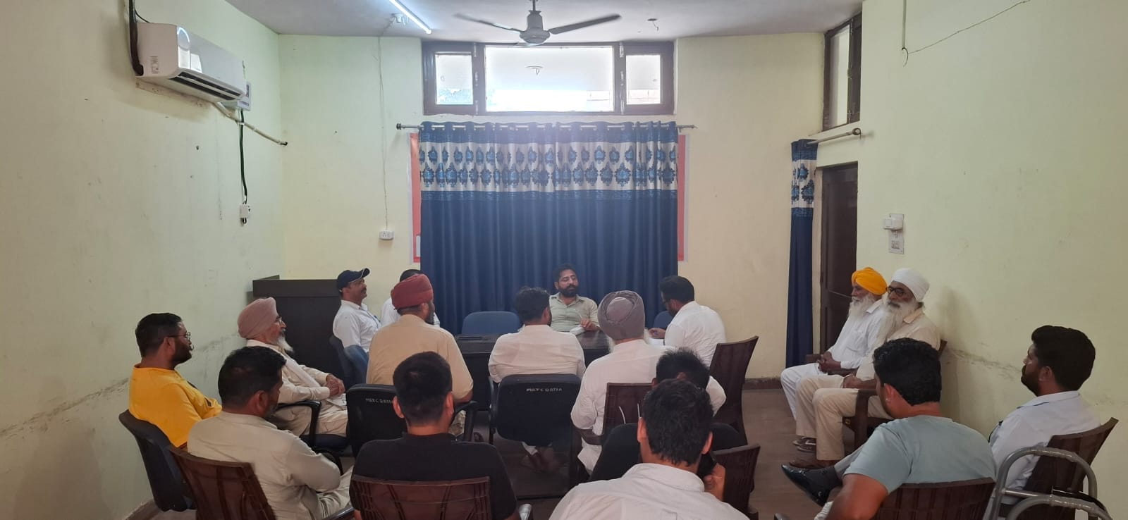 रतिया ताला खुलने के बाद मीटिंग करते किसान यूनियन के सदस्य।