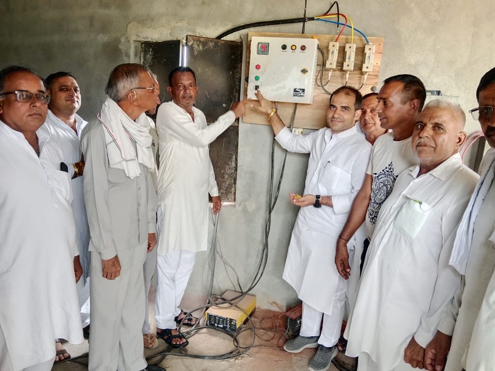 सबमर्सिबल ट्यूबवेल की बटन दबाकर शुरू करते सरपंच प्रतिनिधि सुभाष गौड व समाजसेवी सुभाष गोदारा साथ
