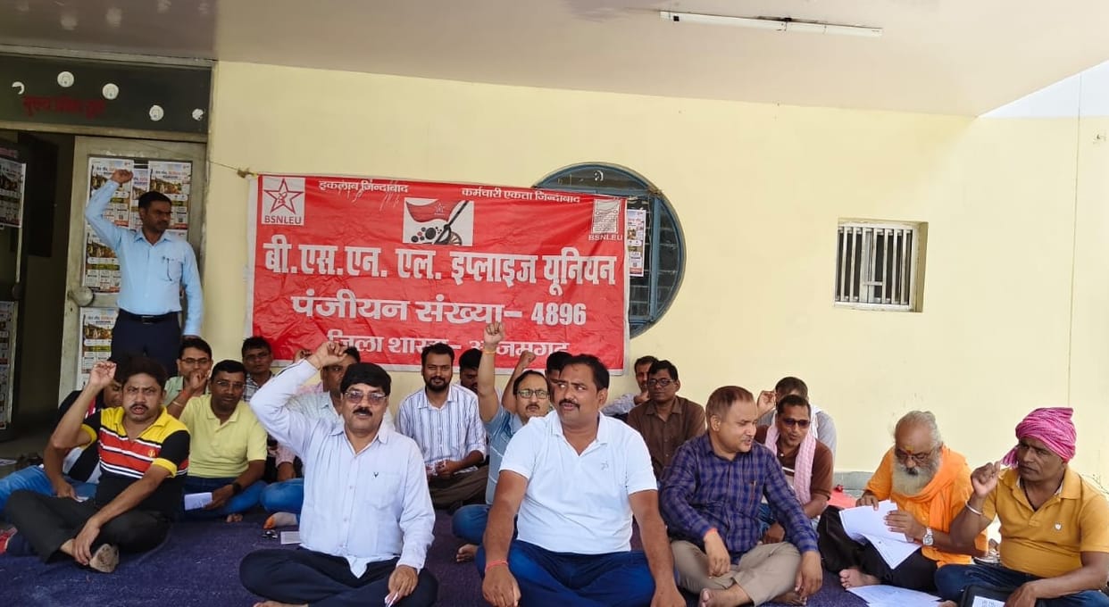 BSNL employees continue their sit-in demanding a salary revision