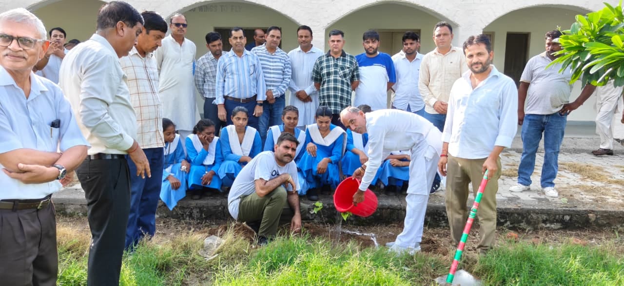 स्कूल परिसर में पौधरोपण करते हुए विधायक। विज्ञप्ति