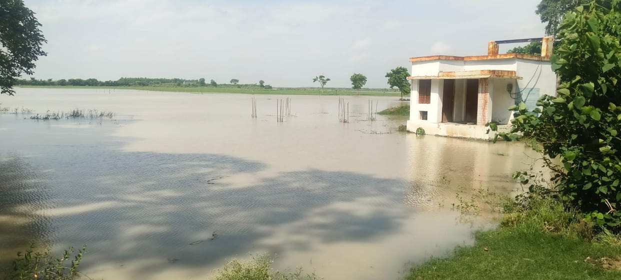 Saryu crosses danger mark; six villages marooned by floods.