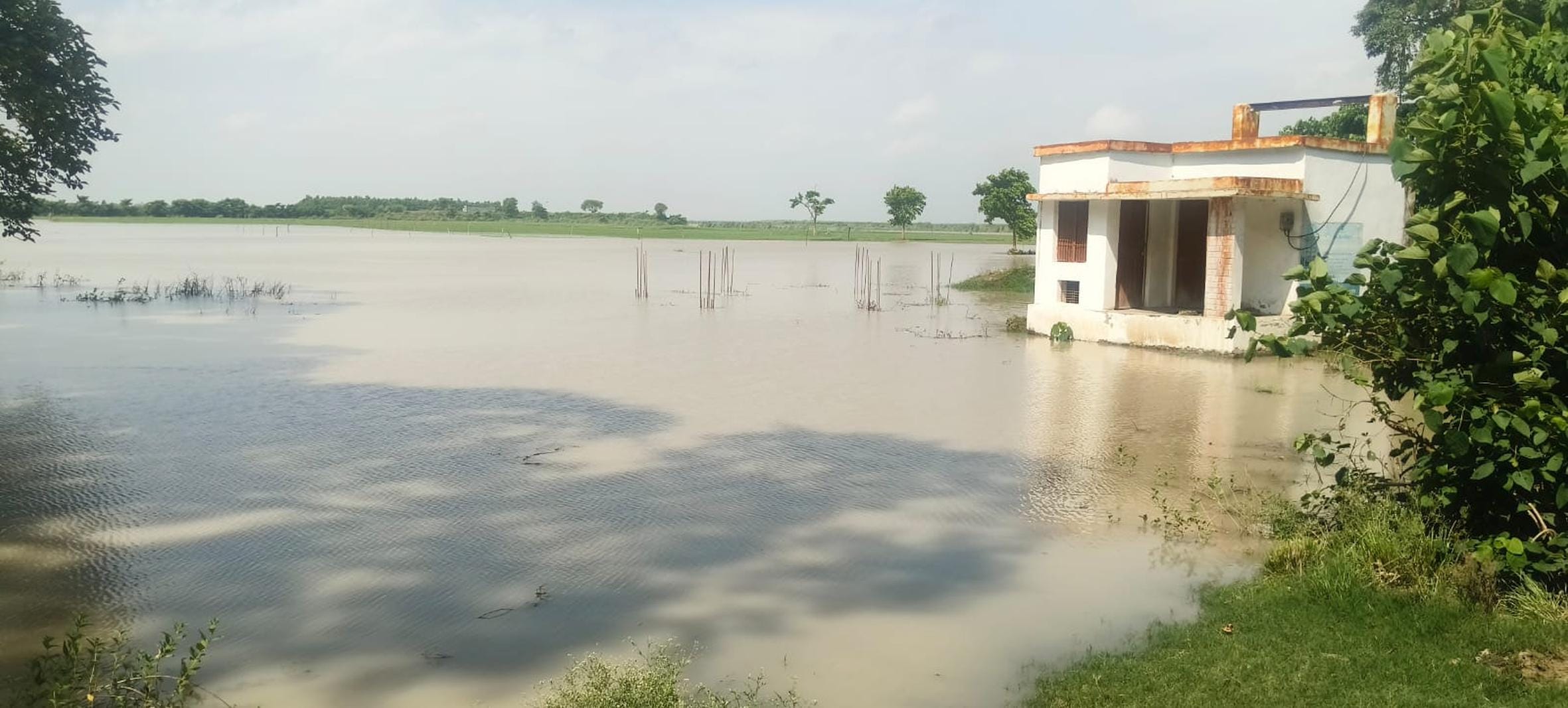 सरयू में बाढ़ से गांवों के पास भरा पानी।