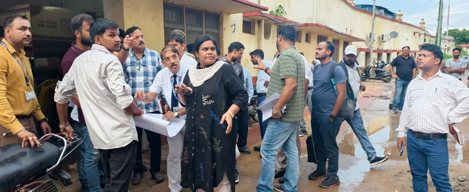 स्टेशन का निरीक्षण करतीं एडीआरएम 