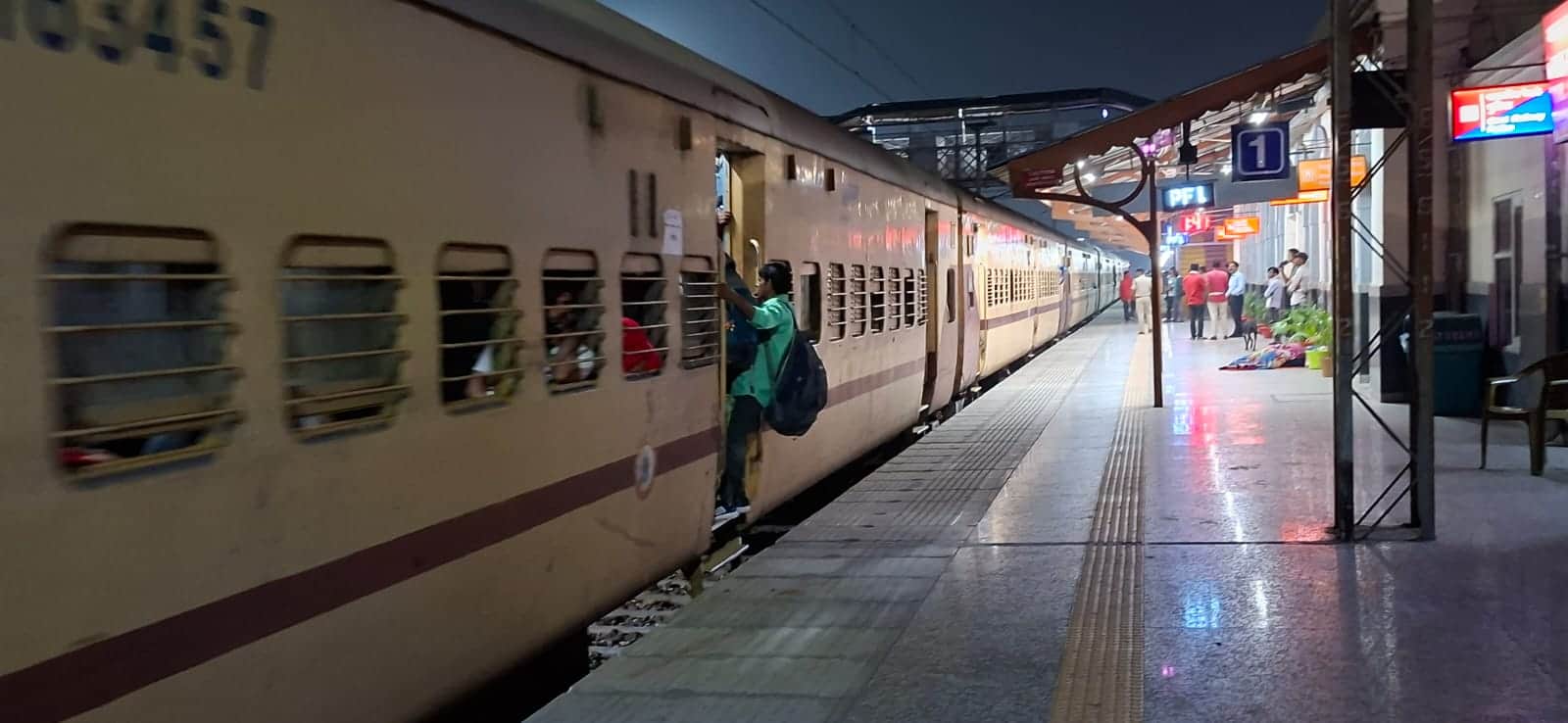 स्टेशन पर आई ट्रेन में चढ़ता यात्री। आर्काइव