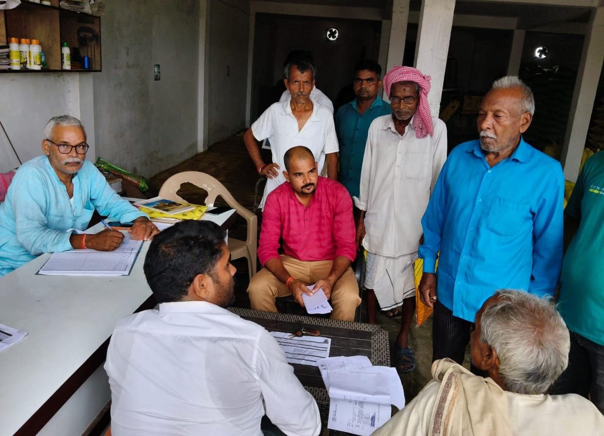 Server issues persist for 15 days; farmers queuing up for fertilizer are returning disappointed.