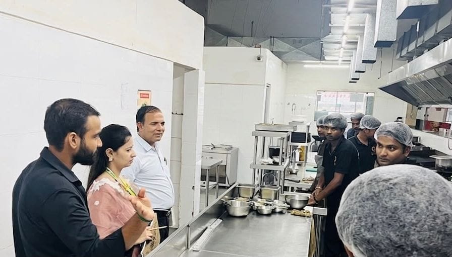 सावन में कावड़ यात्रा को लेकर ऊंचाहार के एक होटल में मानकों की जांच करती एफएसडीए की टीम। 