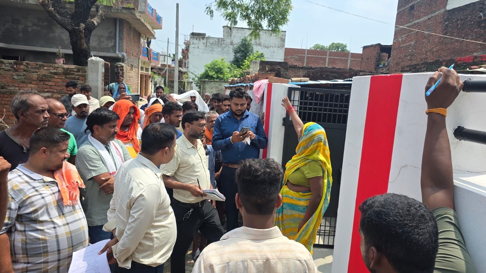 सीयर विकास खंड के ग्राम पंचायत उधरन गांव विकास कार्यों की जांच करने पहुंची टीम।जागरुक पाठक