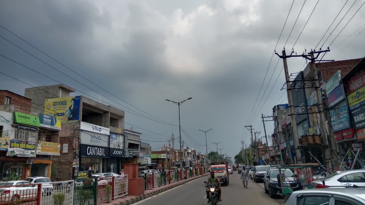 शहर के सिरसा-हिसार रोड छाई बादलवाही के दौरान गुजरते वाहन चालक। संवाद