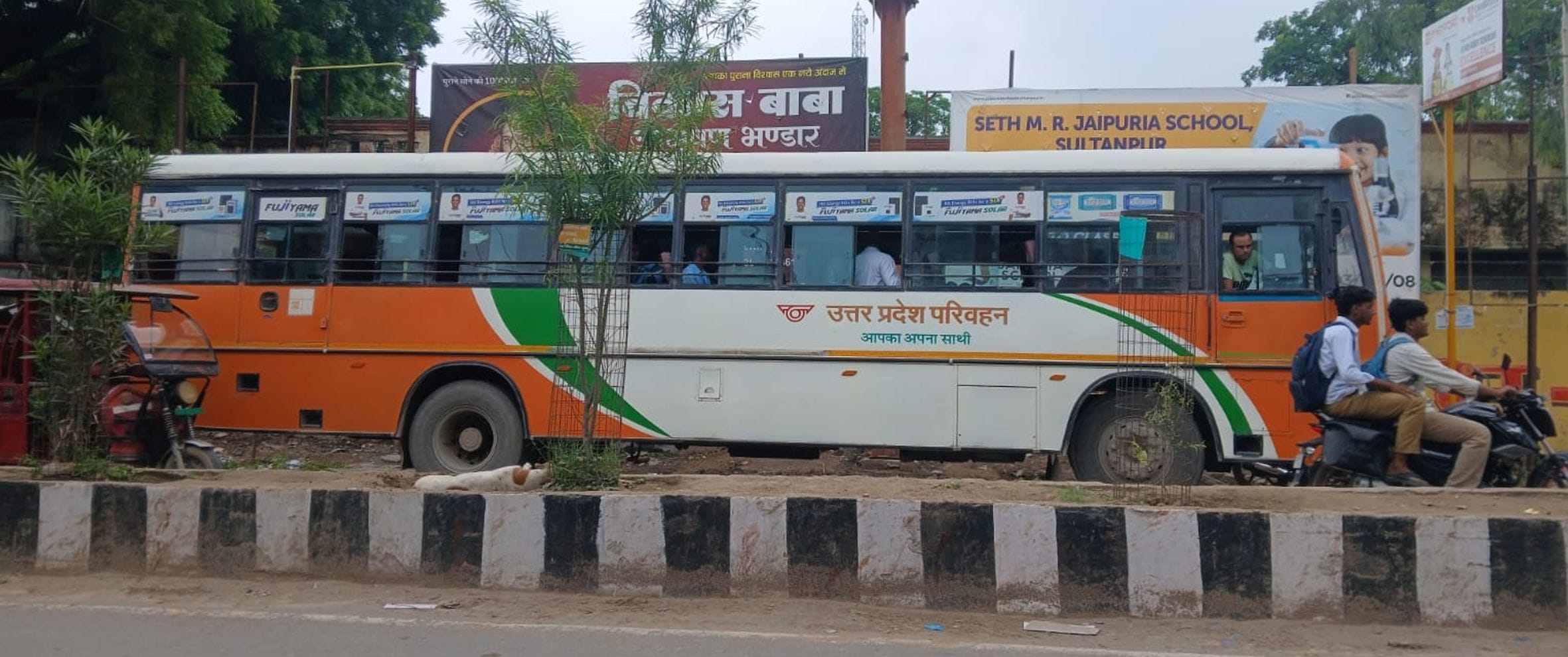 शहर में आजाद पार्क के पास रोडवेज बस खड़ी कर सवारी का इंतजार करता चालक। संवाद