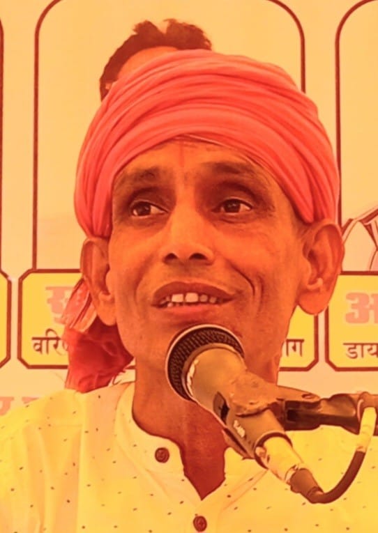 श्री राम कथा सुनाते मनोज चतुर्वेदी। संवाद
