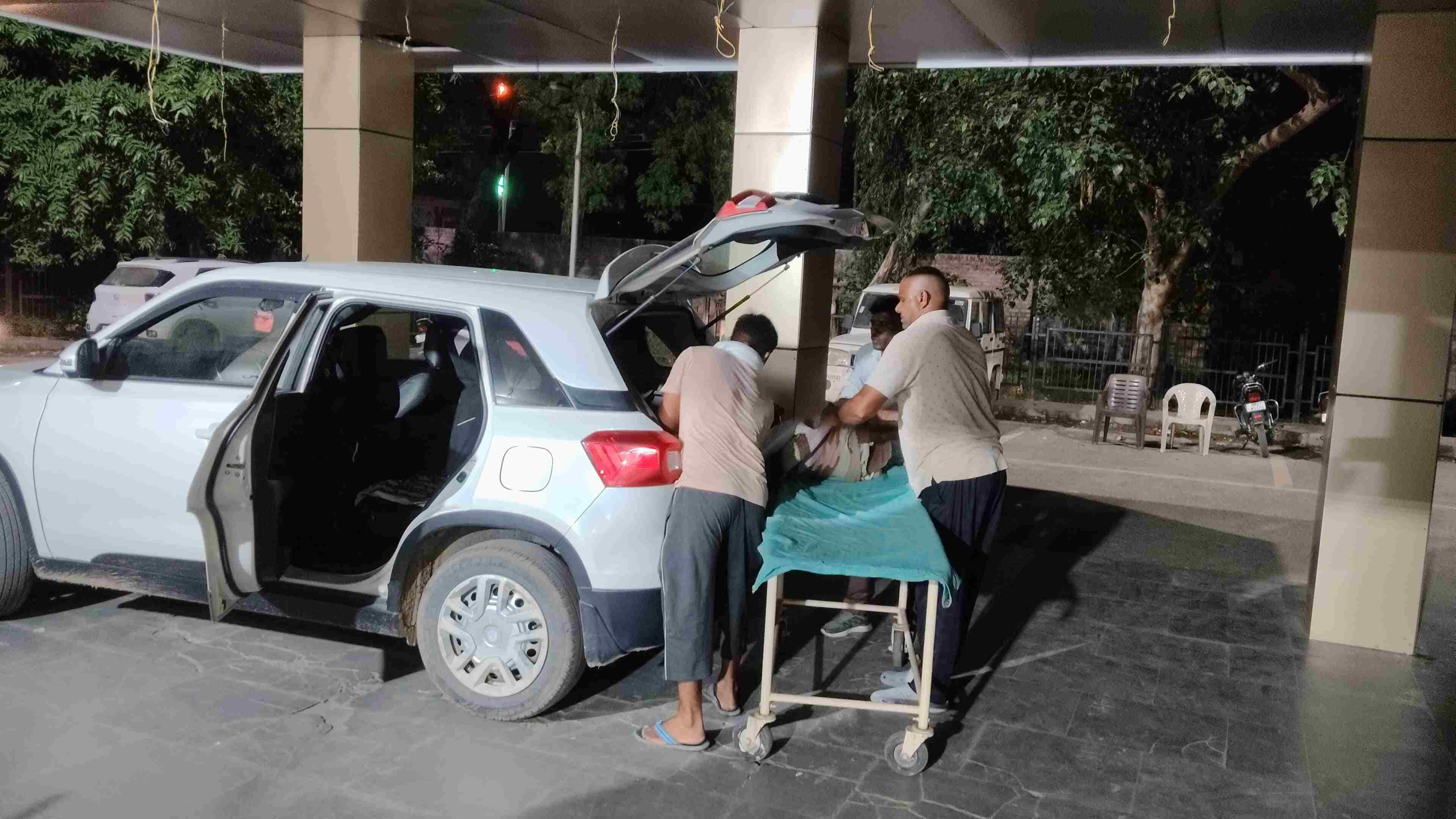  शव को लेकर नागरिक अस्पताल पहुंचे परिजन।