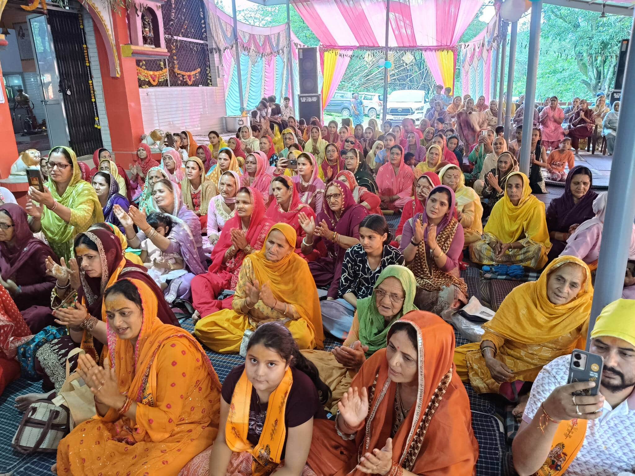 शिव मंदिर ब्राहलड़ी में आयोजित भागवत पुराण कथा में उपस्थित श्रद्धालु कथा श्रवण करते हुए। संवाद