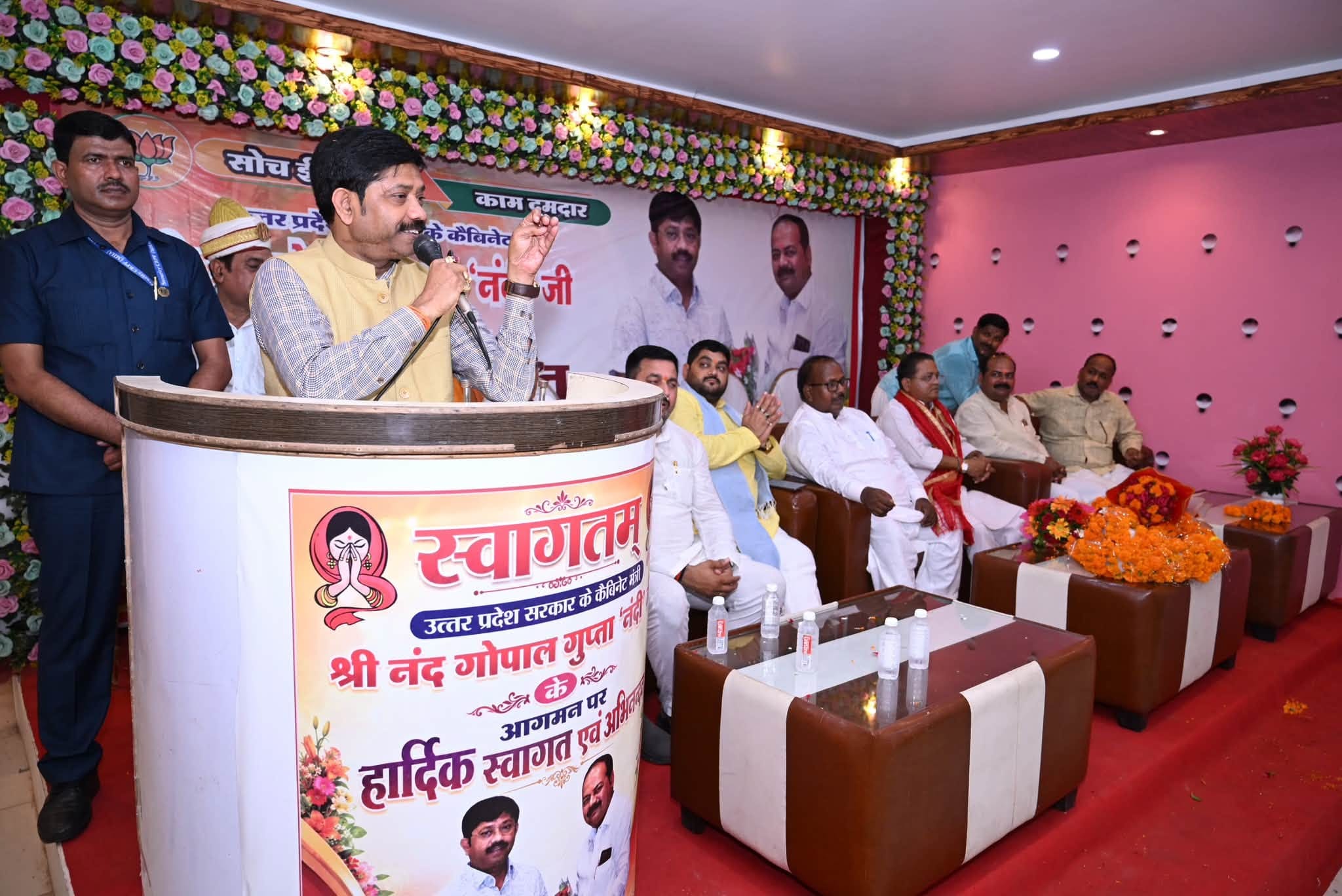 टांडा में आयोजित कार्यक्रम में व्यापारियों से संवाद करते कैबिनेट मंत्री नंद गोपाल गुप्ता नंदी।स