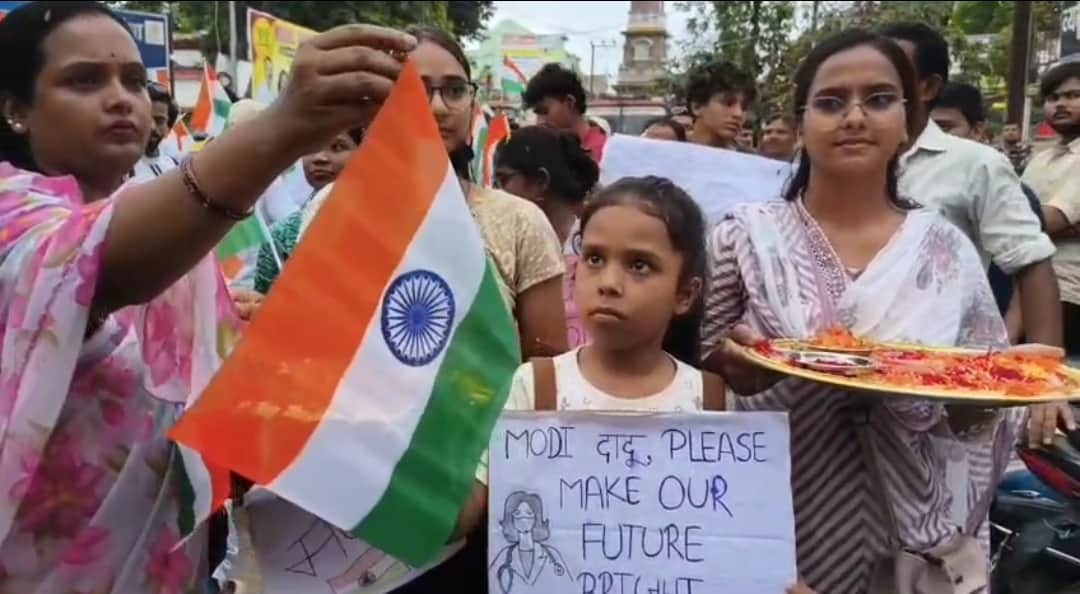 थाली में फूल लेकर प्रदर्शन करते छात्र