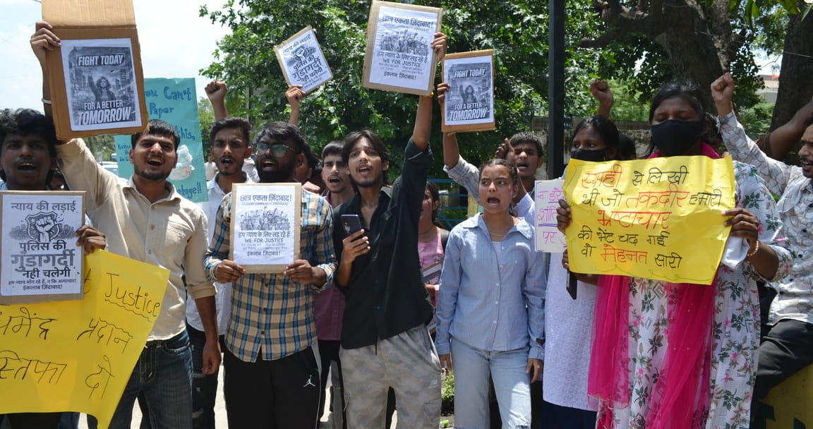 Teachers and students took to the streets in protest against the lathicharge in Delhi.