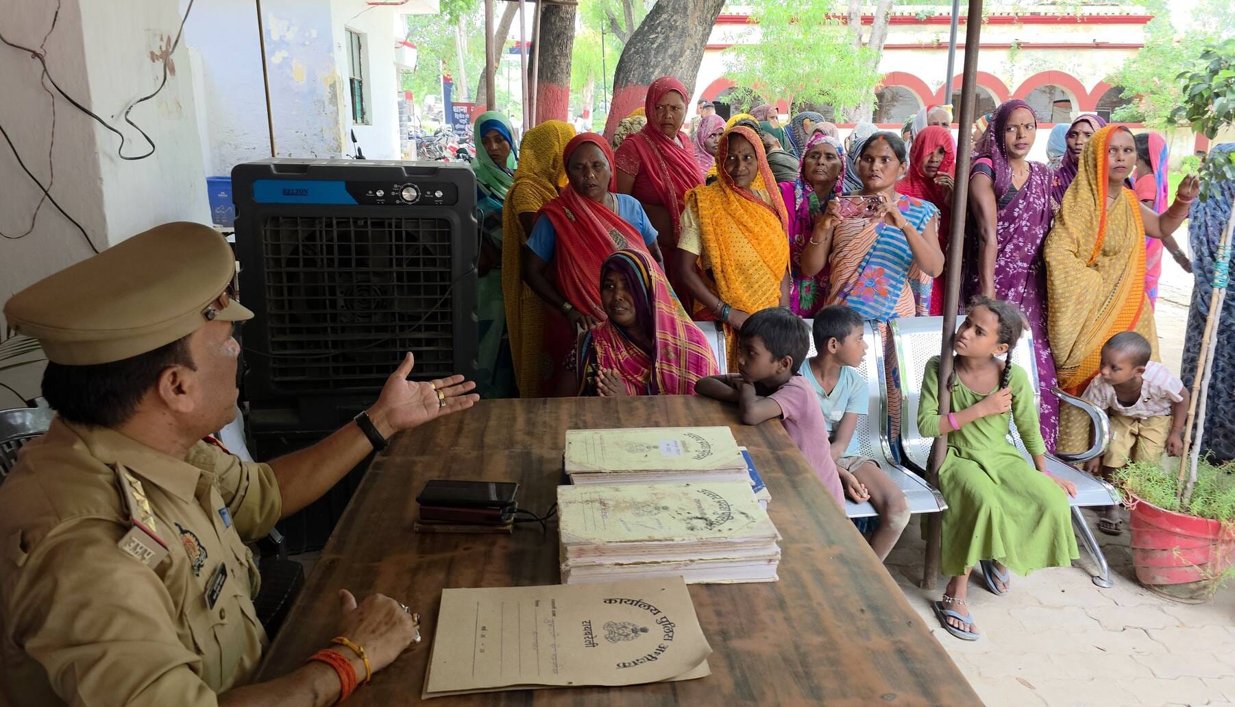  थाने में विरोध जताती डेला मोहल्ले की महिलाएं।