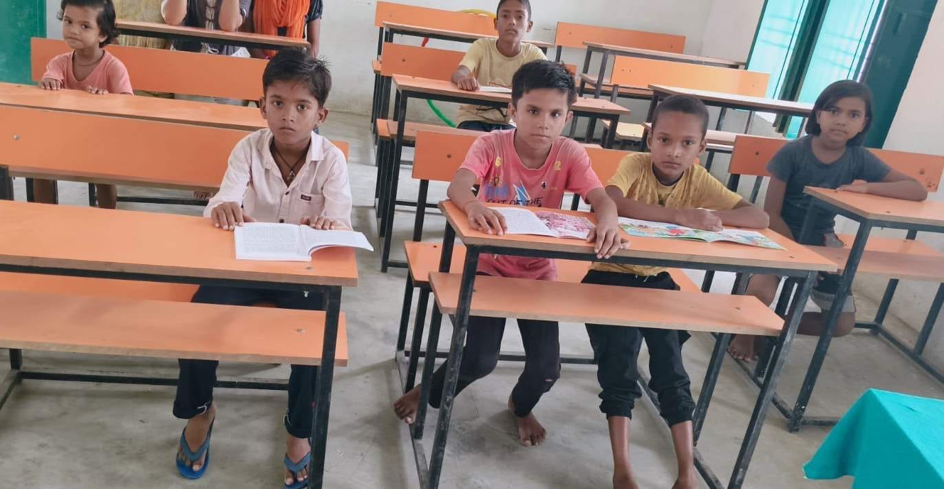 धीना के गोपालपुर प्राथमिक विद्यालय में पढ़ते मात्र पांच बच्चे। संवाद