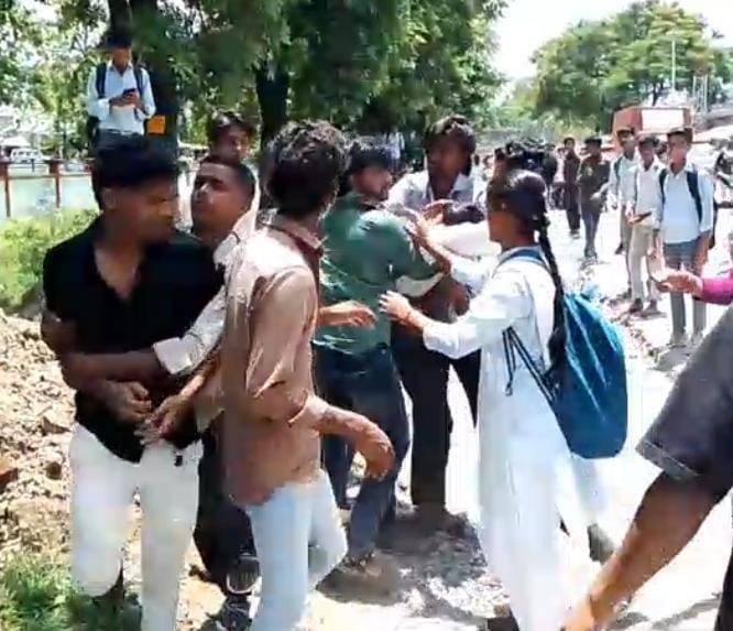 वीरगंज में एक कॉलेज के पास मारपीट करते विद्यार्थी