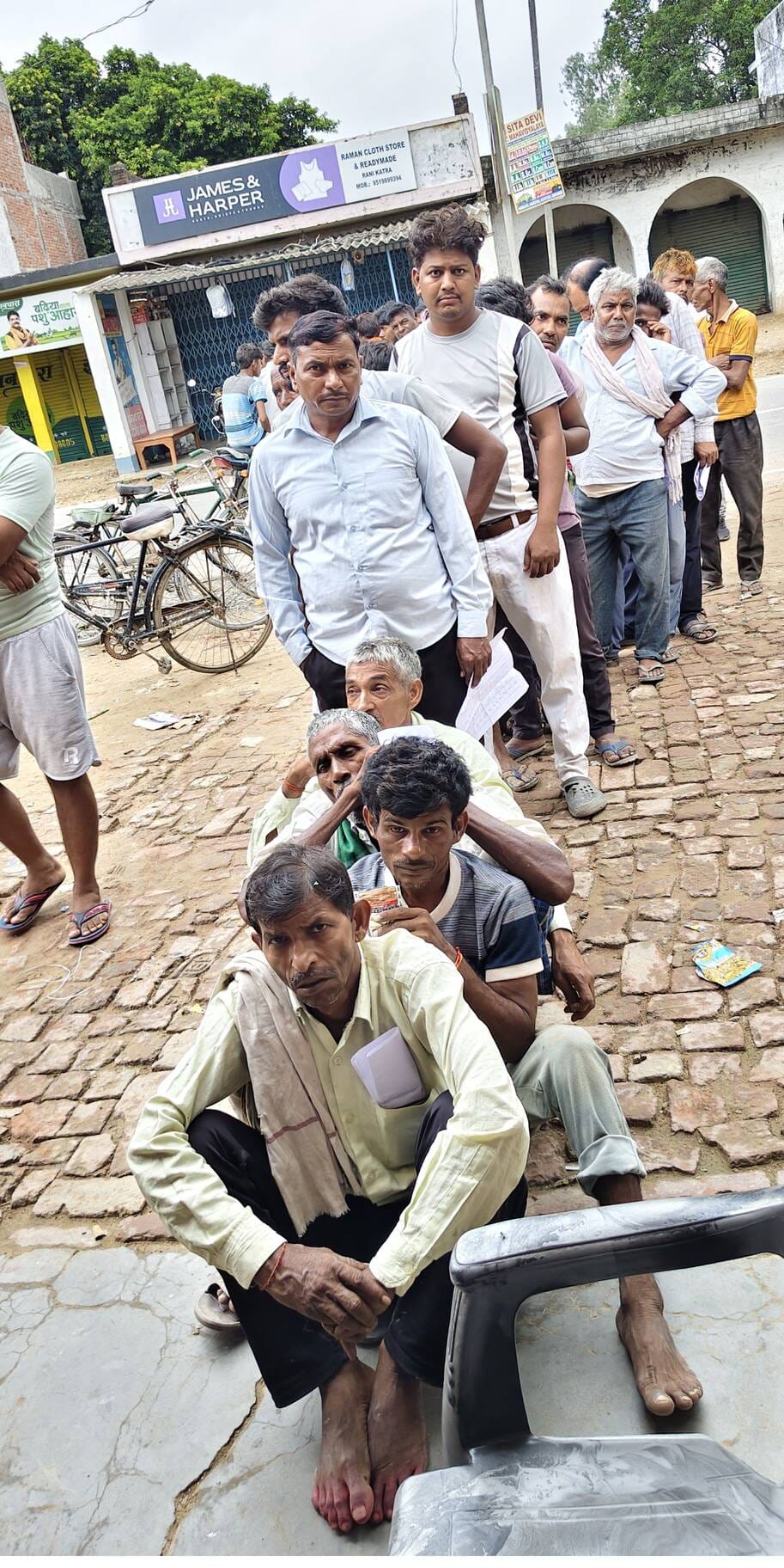 यूरिया के लिए बृहस्पतिवार को भी किसान दिन भर जूझते रहे
