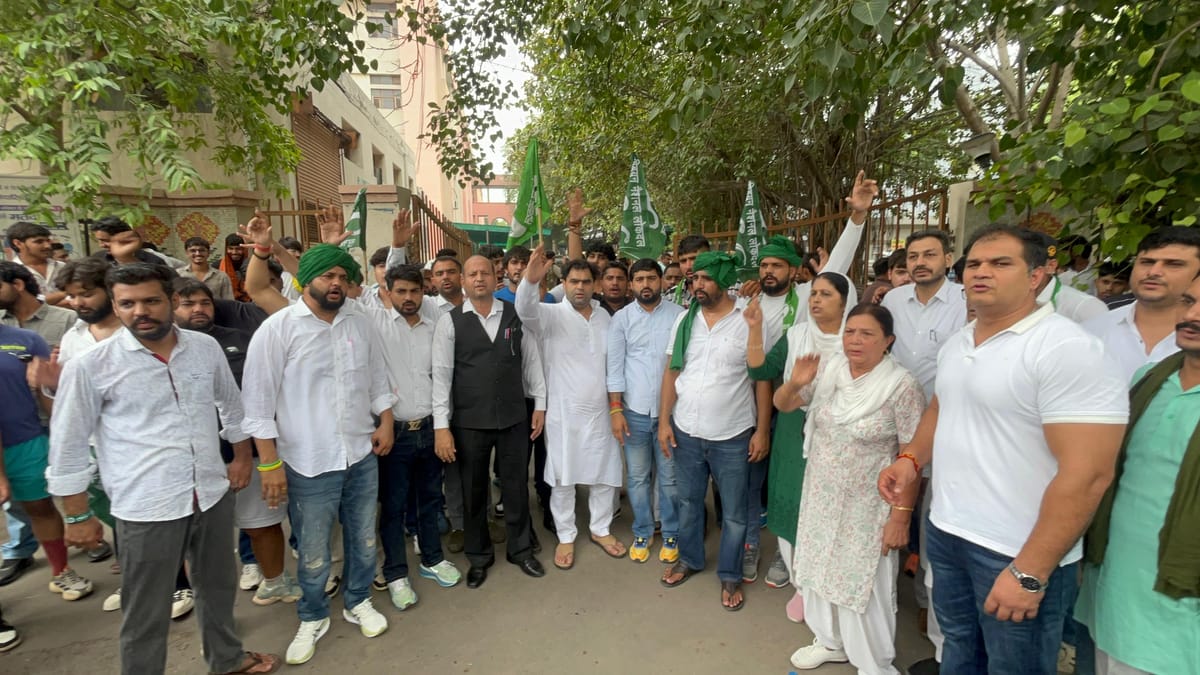 Rohtak News: दिल्ली में छात्रों पर लाठीचार्ज के विरोध में इनेलो का प्रदर्शन, सौंपा ज्ञापन