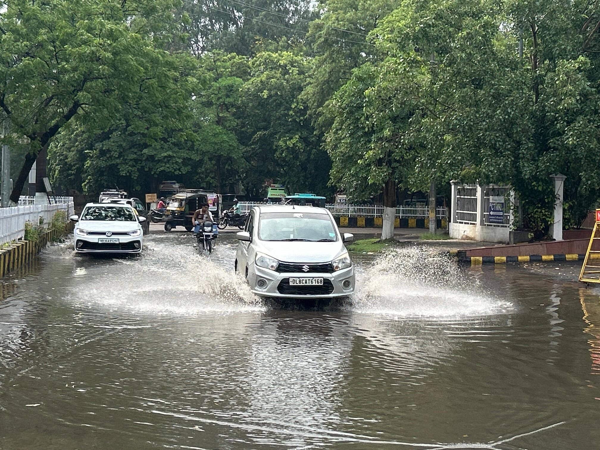 35-रोहतक के पीजीआई परिसर में जलभराव के दौरान निकलते वाहन। संवाद