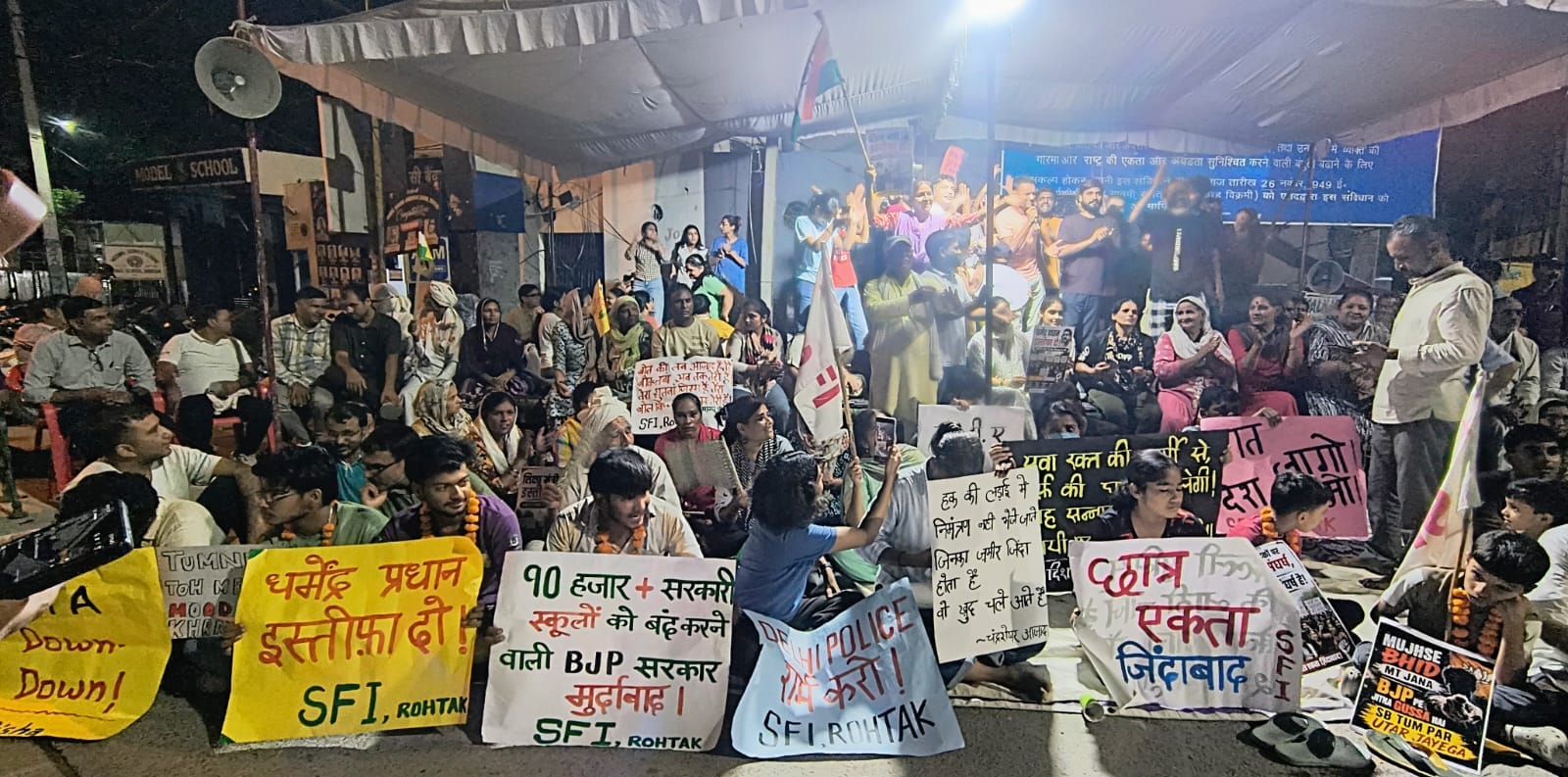 38-रात जागो देश जागो के तहत आंबेडकर चौक पर धरने पर बैठे विभिन्न सामाजिक संगठनों के सदस्य। संवाद