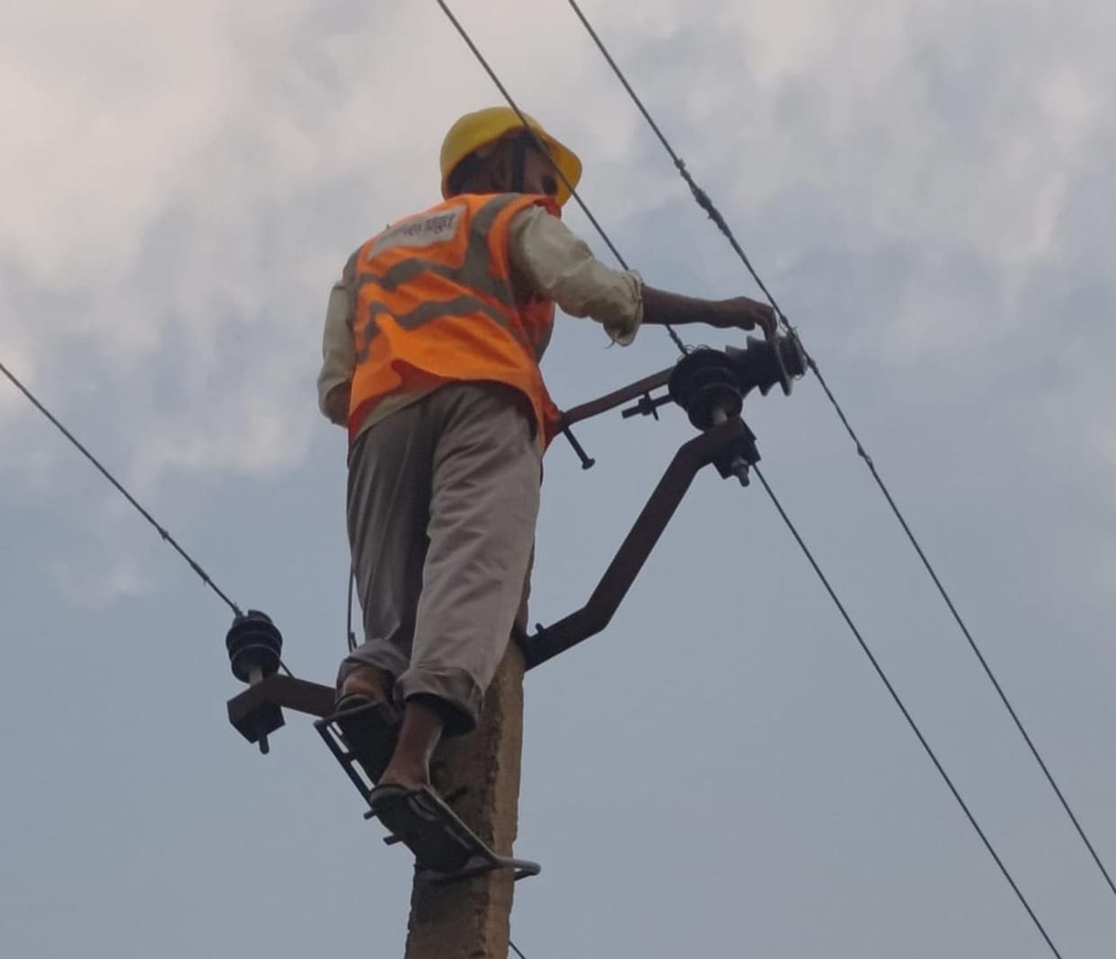 One lakh population yearns for electricity