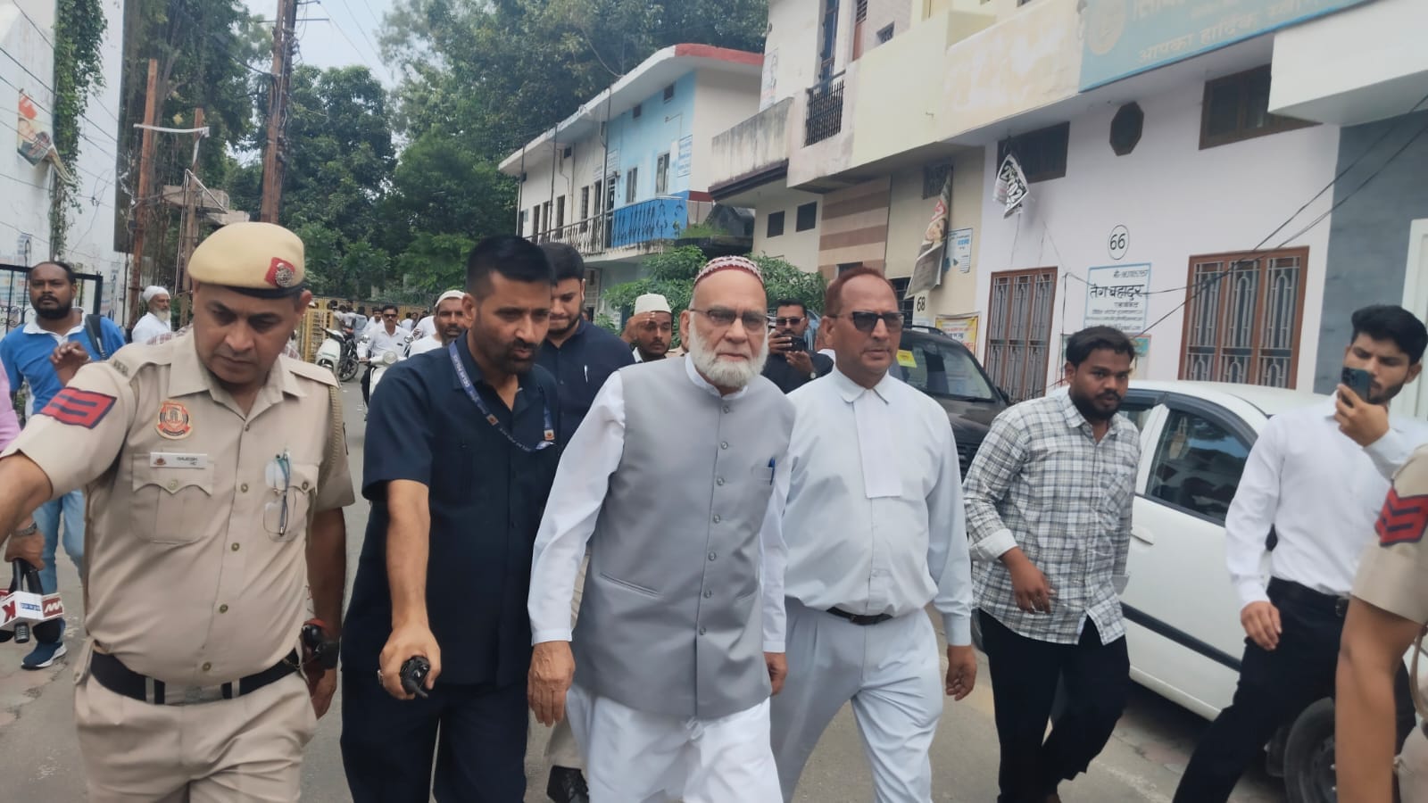 अदालत में पेश होने के लिए जाते दिल्ली की जामा मस्जिद के पूर्व इमाम अहमद बुखारी : स्रोत वीडियोग