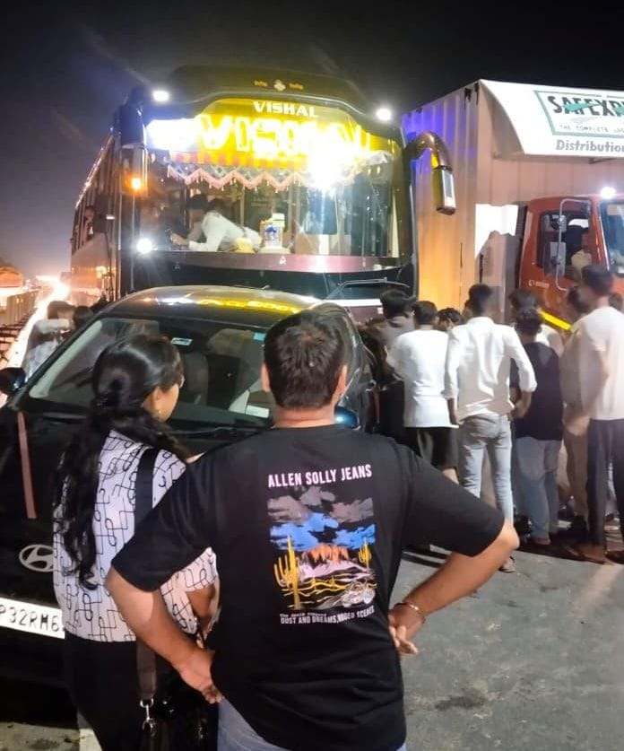 अयोध्या हाईवे पर मोहम्मदपुर गांव के पास लखनऊ की ओर जा रही एक कार को पीछे से आ रही एक अनियंत्रित