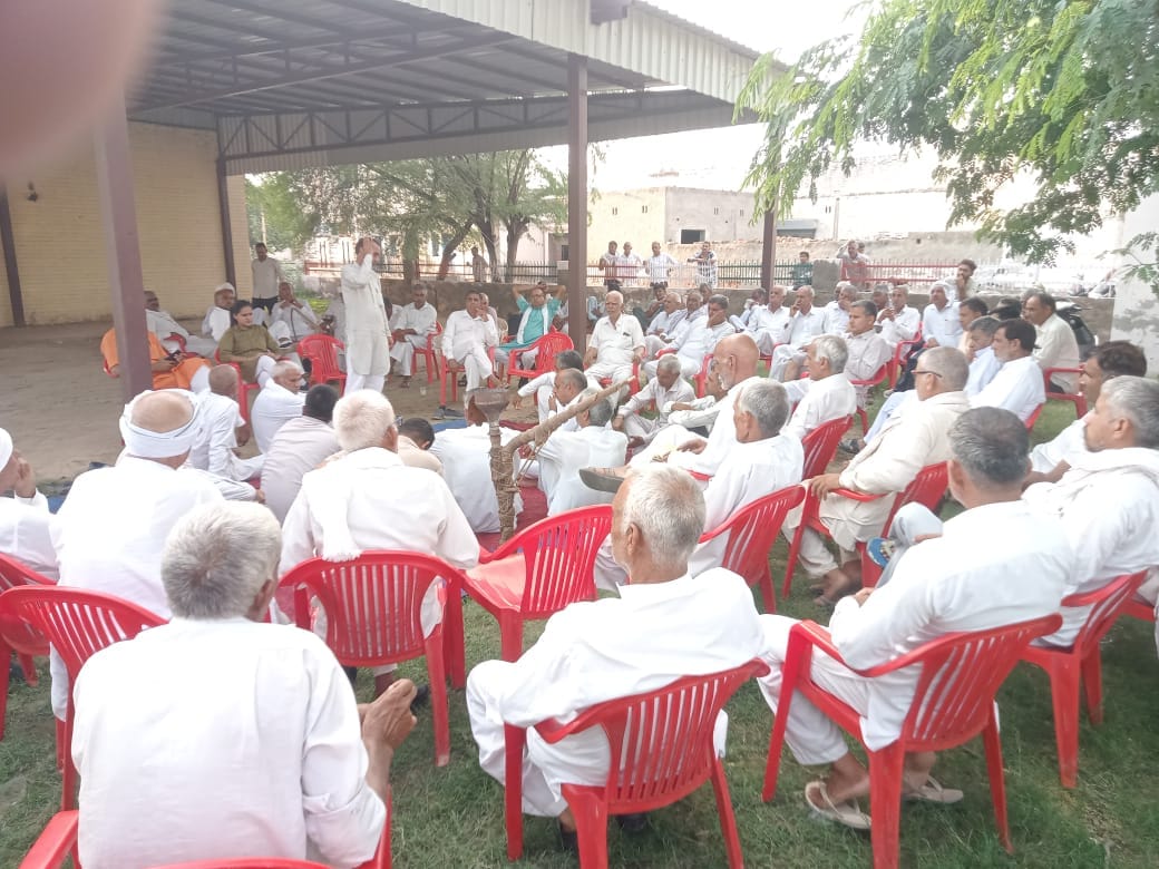 बालसमंद में पंचायत करते हरियाणा किसान मंच के सदस्य।