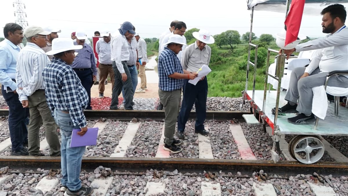 Mirzapur News: तीसरी रेल लाइन की गुणवत्ता व परिचालन क्षमता का परीक्षण