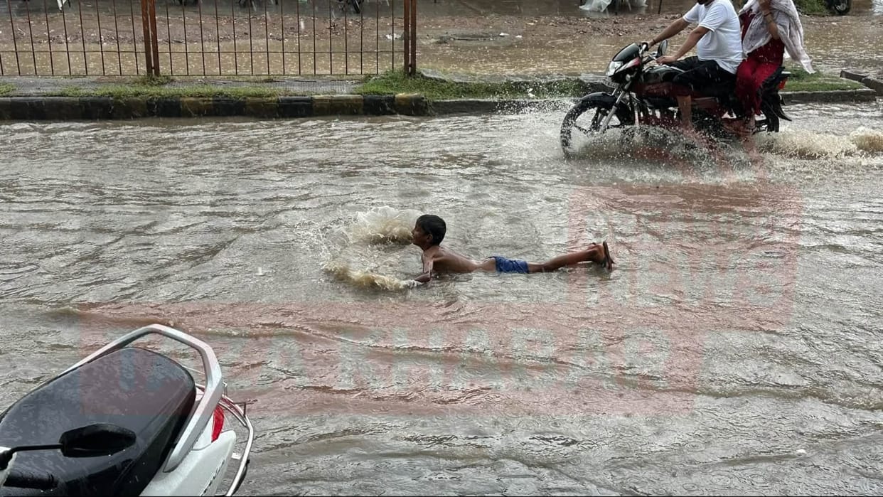 Waterlogging in various places due to rain; public inconvenienced