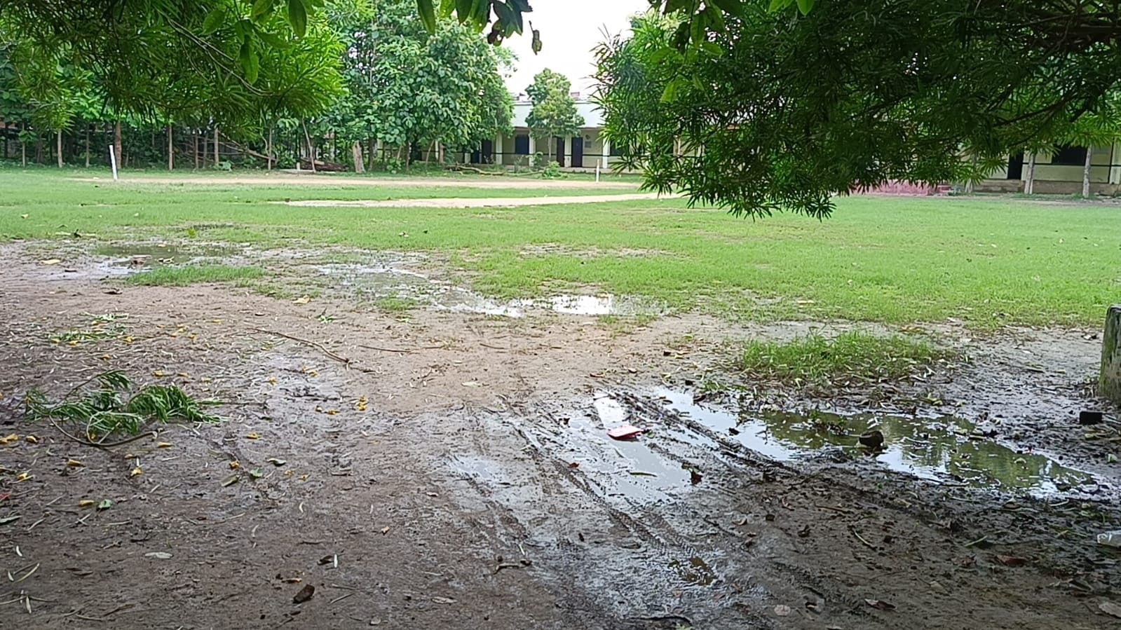 बारिश से मैदान पर हो गया कीचड़।