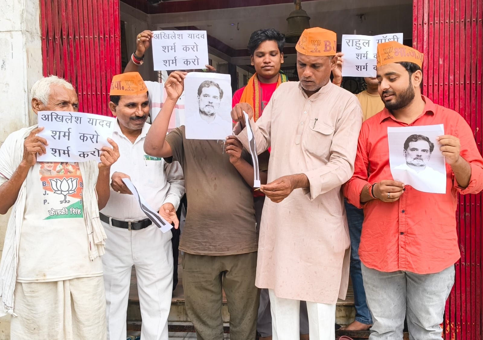 बांसडीह कस्बा में कांग्रेस के पूर्व राष्ट्रीय अध्यक्ष राहुल गांधी एवं सपा के राष्ट्रीय अध्यक्ष 