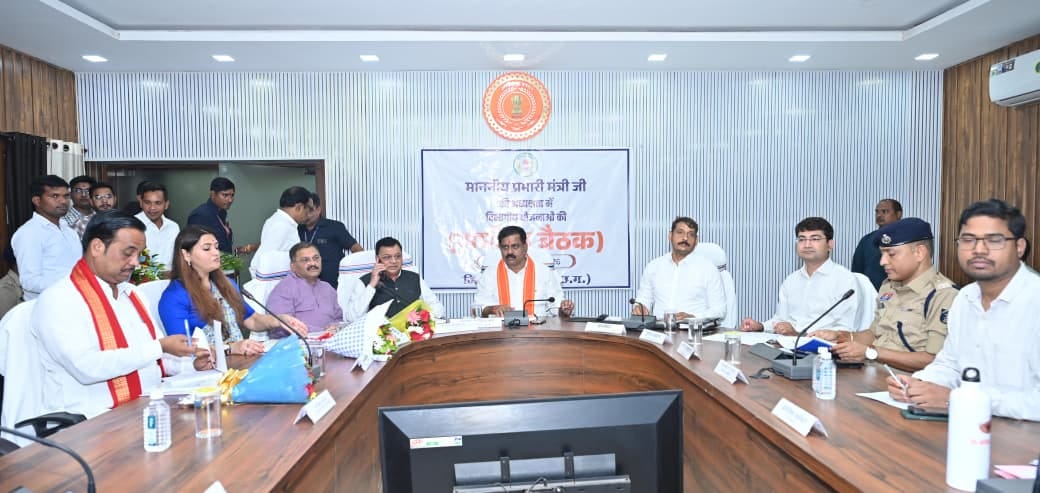 Review of development works in Kabirdham: Deputy CM Vijay Sharma became strict on fertilizer, education and il