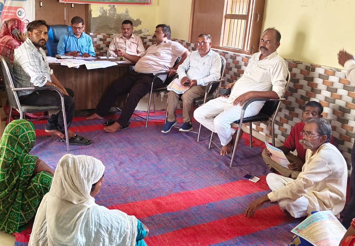 बेवल गांव में आयोजित चौपाल में शामिल किसान। संवाद