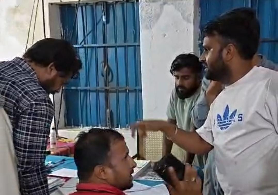 चौकी में शिकायत करते हुए लोग।