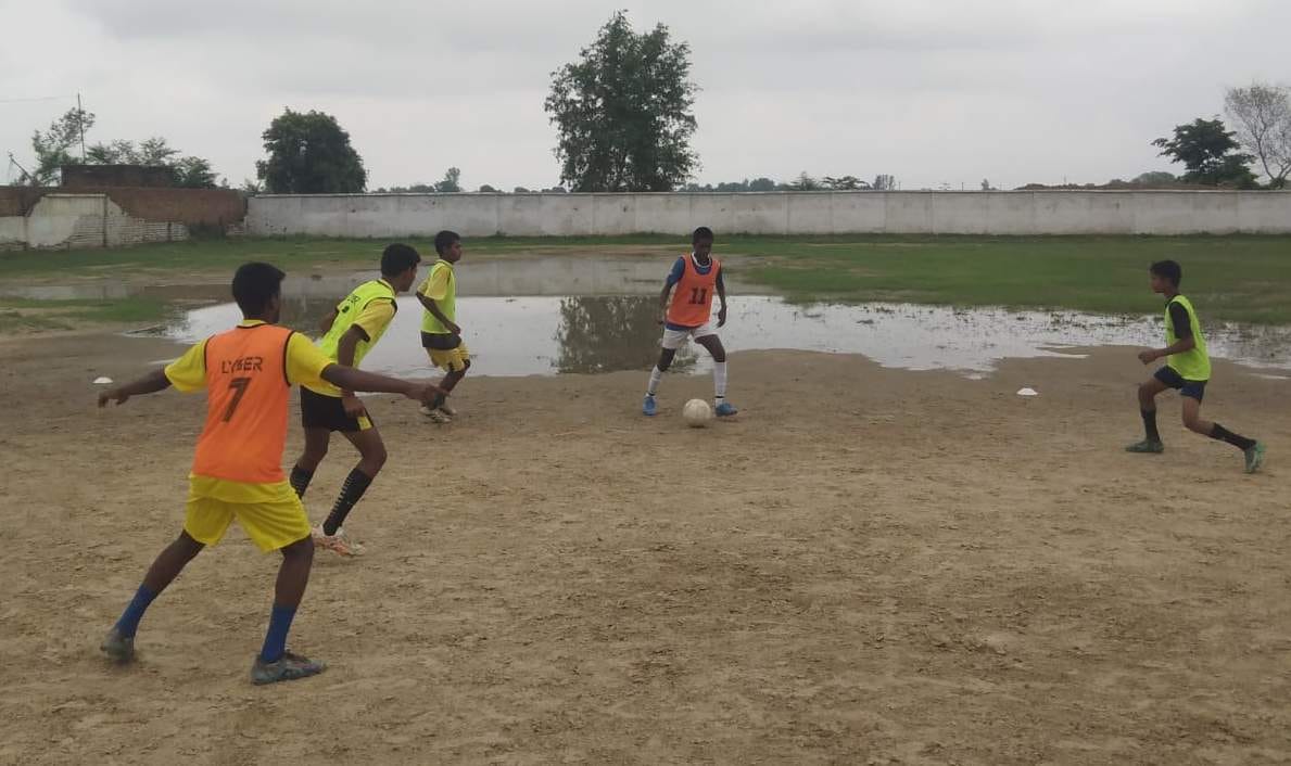 डिग्घी प्राथमिक विद्यालय पर आयोजित ट्रायल में शामिल फुटबाल खिलाड़ी। स्रोत:-जागरूक पाठक