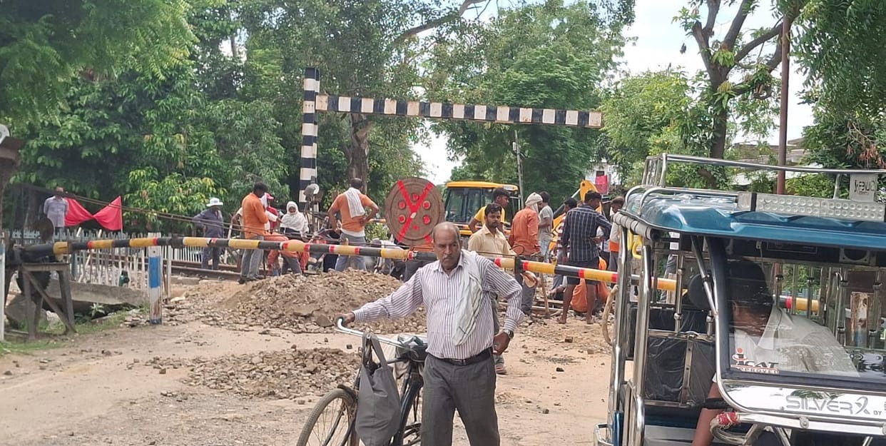 Traffic disrupted for five hours due to the railway crossing being closed.