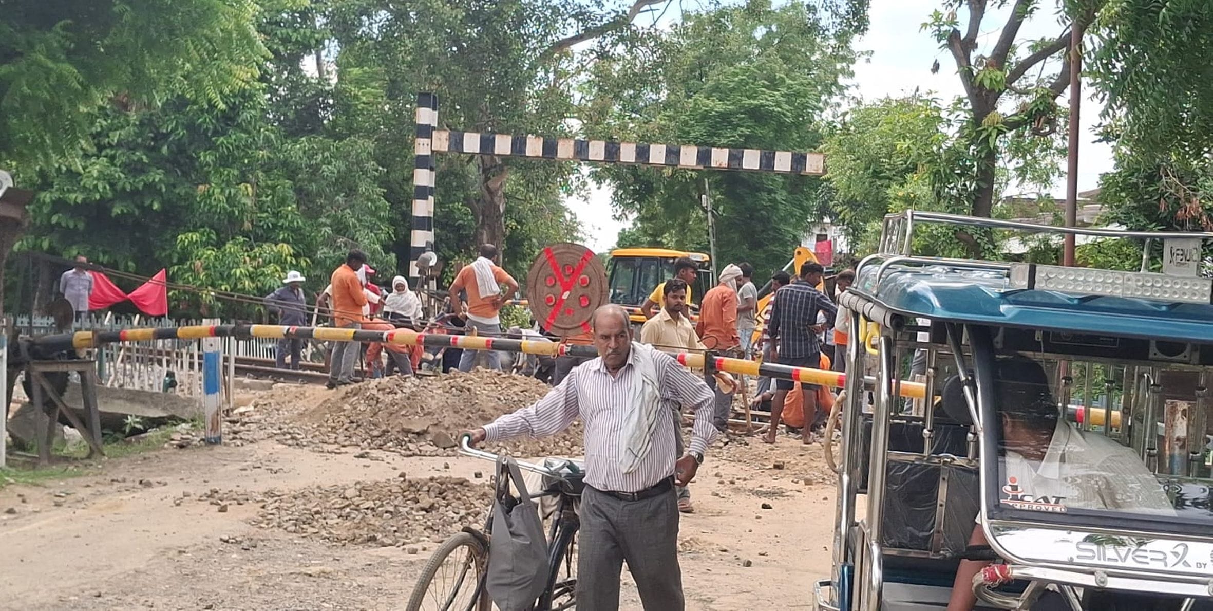 डलमऊ क्षेत्र में रेलवे क्रॉसिंग पर चल रहा मरम्मत का काम।    -संवाद