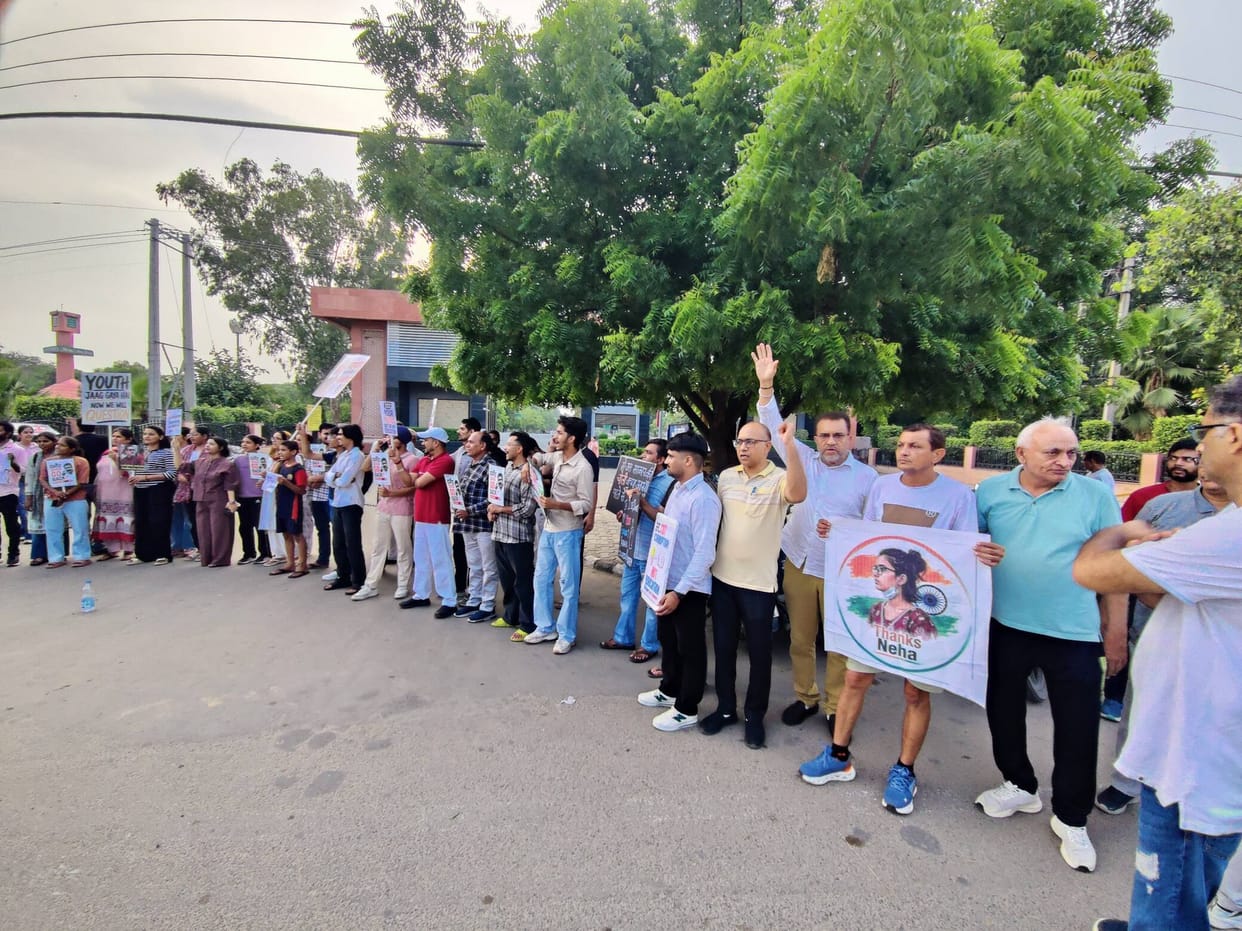 Protest at HAU Gate; demand for Education Minister Dharmendra Pradhan's resignation.