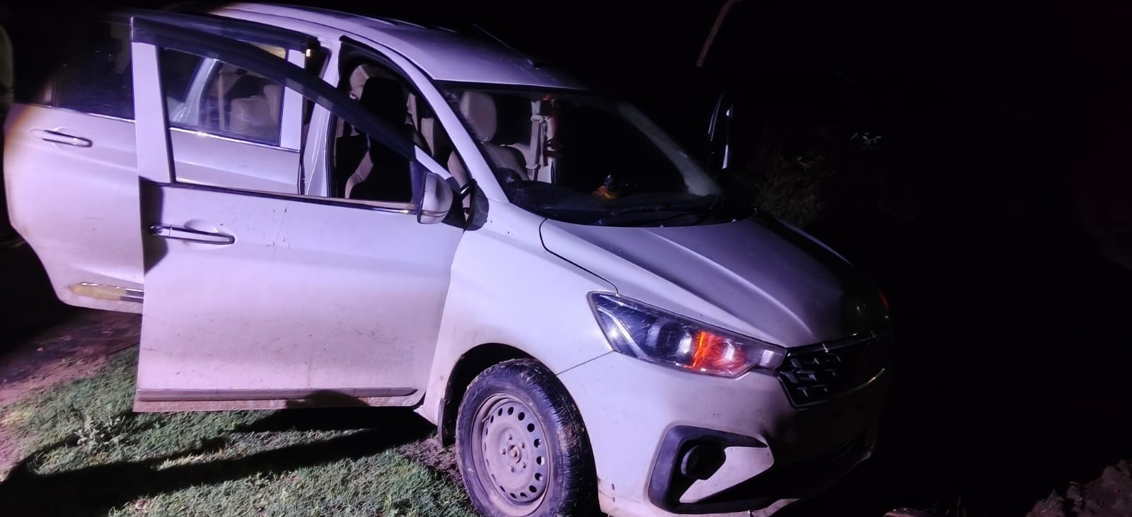फोटो - 03 मुठभेड़ के बाद बरामद कार। संवाद