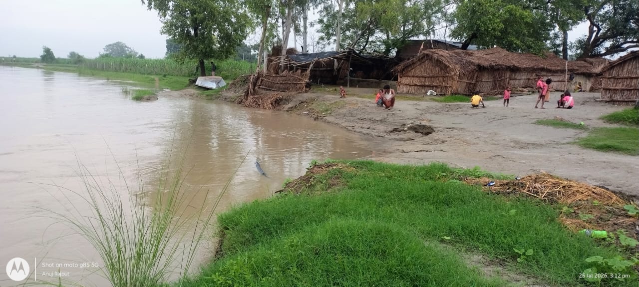 फोटो-1 गांव करनपुर घाट के पास बहता पानी। संवाद