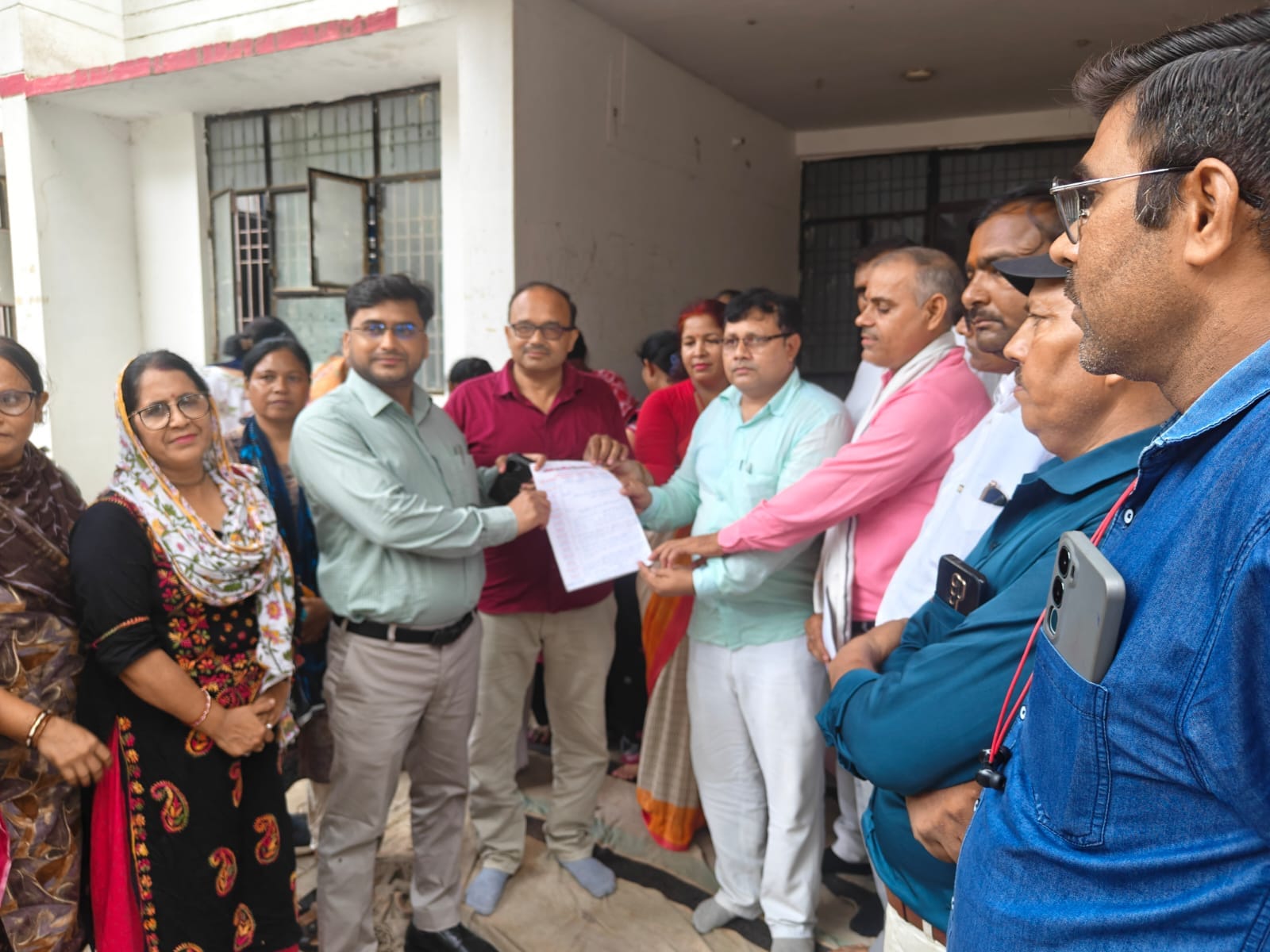 फोटो-12 बीएसए विश्वनाथ प्रताप सिंह को ज्ञापन देते शिाक्षामित्र। संवाद