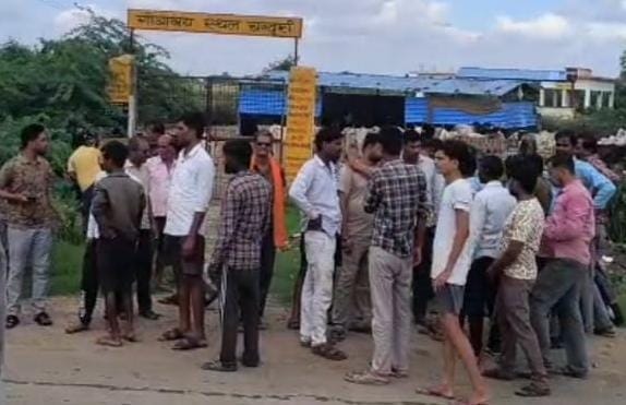 फोटो-12-गोशाला के बाहर हंगामा काटते ग्रामीण। स्रोत ग्रामीण