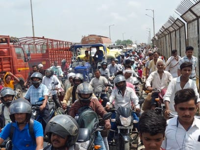 फोटो-14 पांचाल घाट पुल पर लगे जाम में फंसे लोग। संवाद