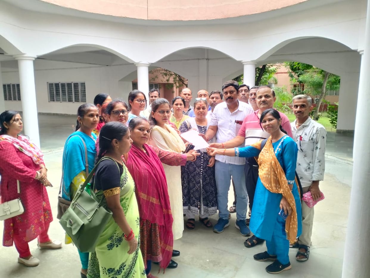 Shiksha Mitras submit memorandum, demand resolution.