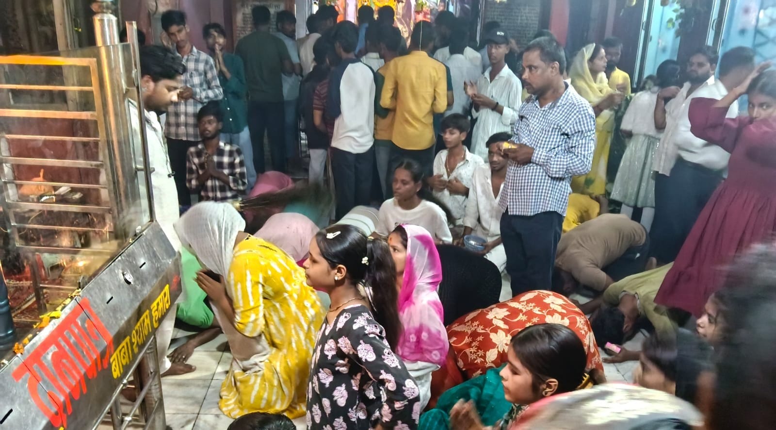फोटो-15-बलरामपुर के हनुमानगढ़ी मंदिर में पूजा अर्चना करते श्रद्धालु ।-संवाद