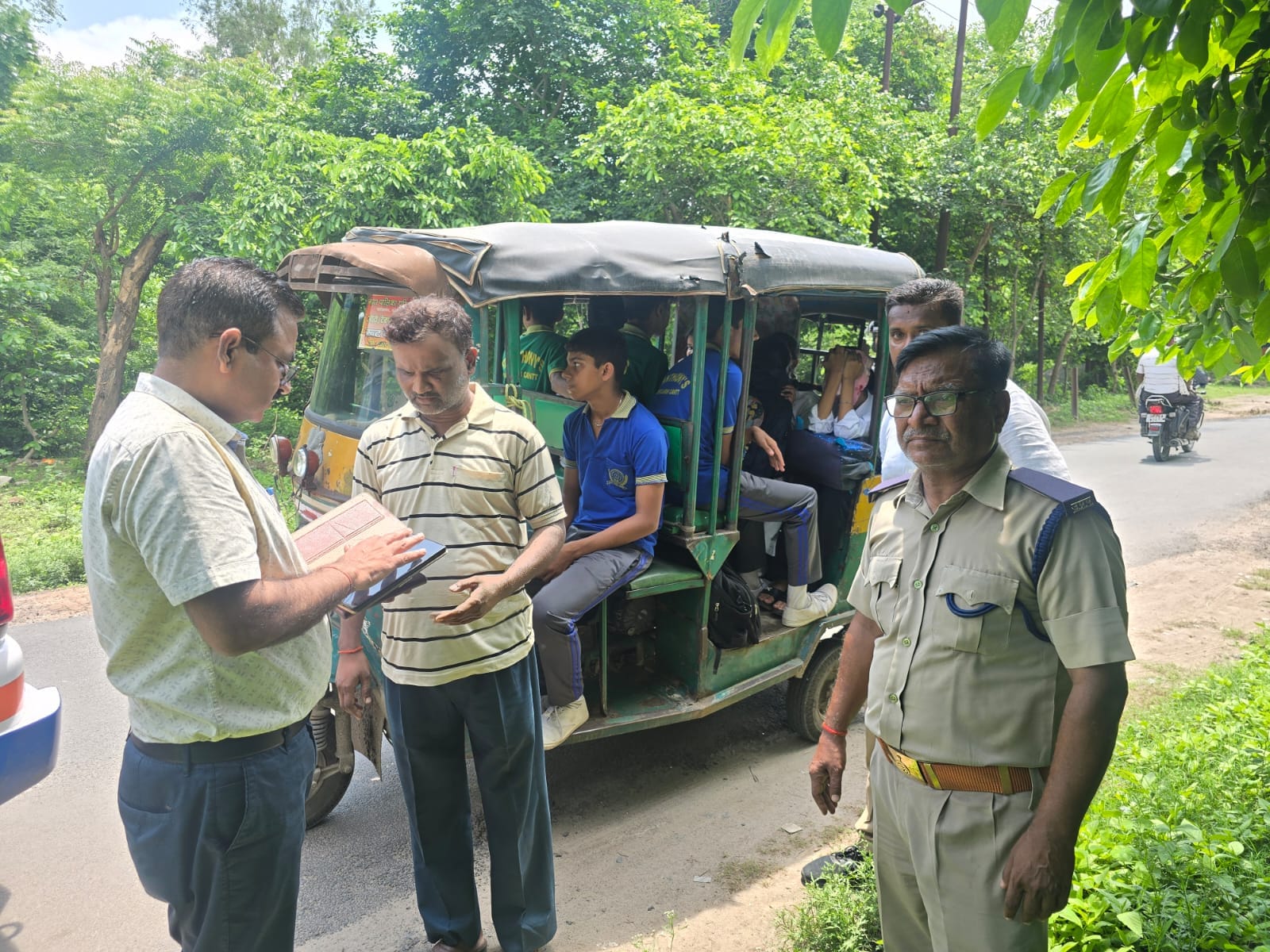 फोटो-16 फतेहगढ़ में छात्रों को भरकर ले जाते टेंपो की जांच करते परिवहन विभाग के अधिकारी। स्रोत: 